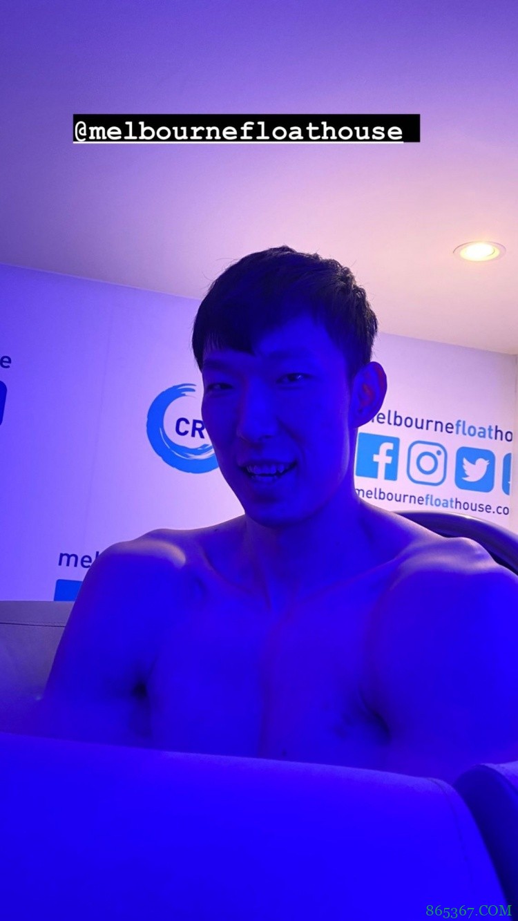 很壮啊!周琦更新社媒晒恢复放松自拍照