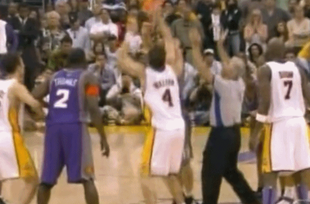 2006年的今天：科比读秒上篮绝平&加时命中压哨球绝杀太阳