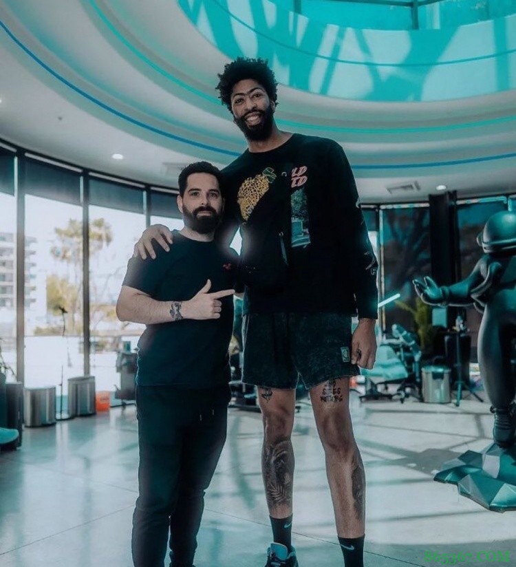 ?瘦了不少?湖人播客主晒与安东尼-戴维斯合影