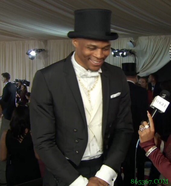 魔术礼帽+苏格兰裙!威少亮相Met Gala