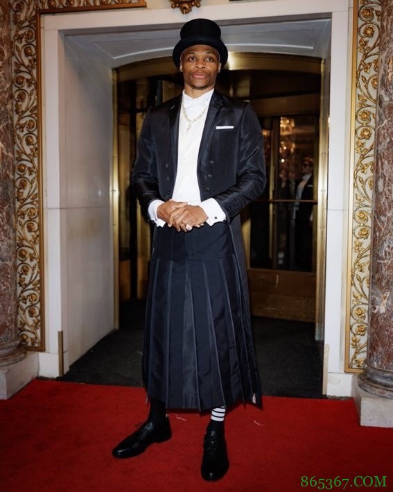 魔术礼帽+苏格兰裙!威少亮相Met Gala