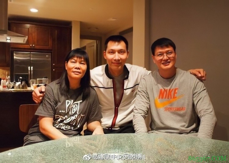 易建联中文网微博晒照:母亲节快乐~???