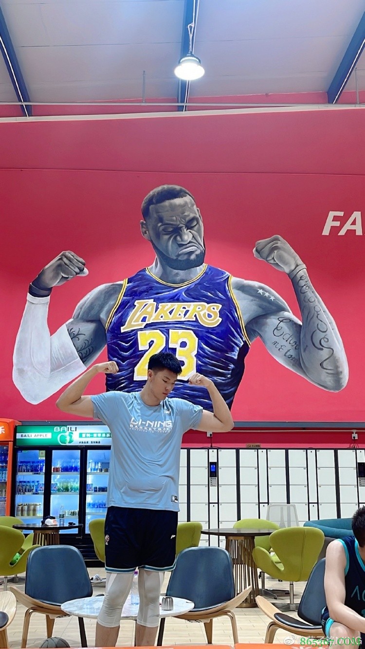 想科比了！范子铭发博晒球馆照：你要还在该多好