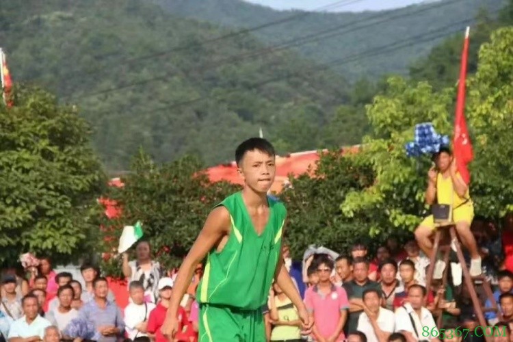 那个摆摊的篮球少年,带着绝杀回来了
