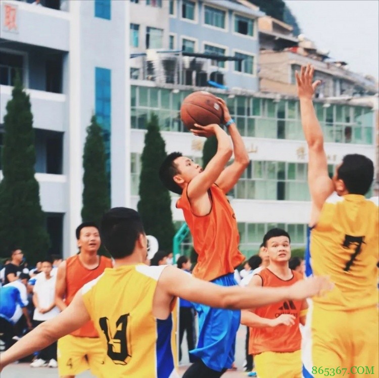 那个摆摊的篮球少年,带着绝杀回来了