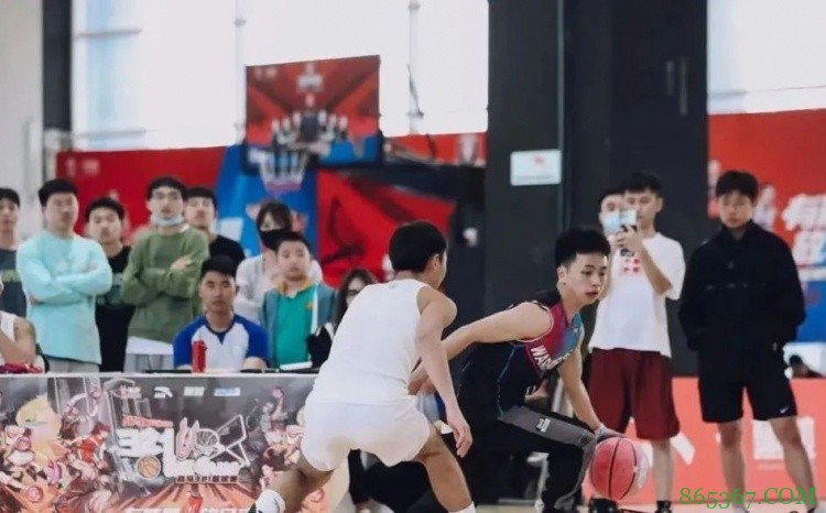 那个摆摊的篮球少年,带着绝杀回来了