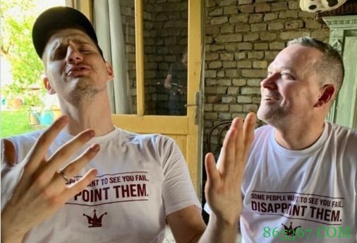 约基奇&马龙共同庆祝 掘金记者:完美无瑕的氛围