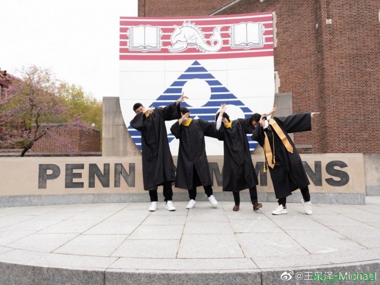 期待归来！旅美新星王泉泽发博晒毕业照：毕业季