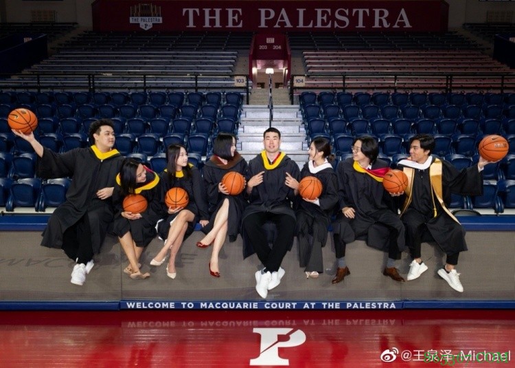 期待归来！旅美新星王泉泽发博晒毕业照：毕业季