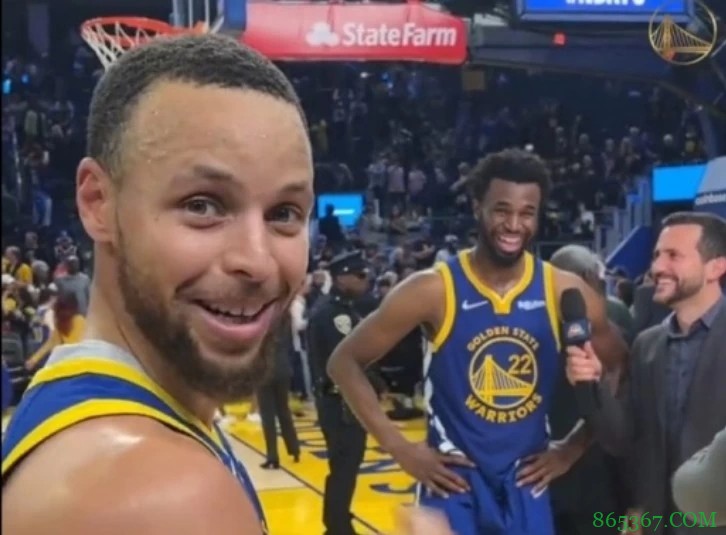 ?太治愈了吧!维金斯看到库里指他 认真采访→笑出花来