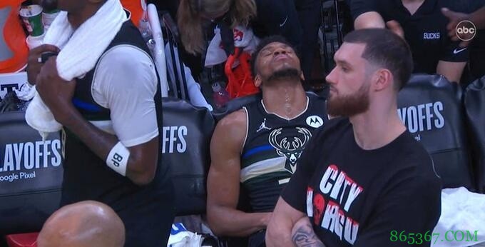 无奈出局!字母哥最后时刻被换下 随后瘫坐板凳席上难掩失落之意