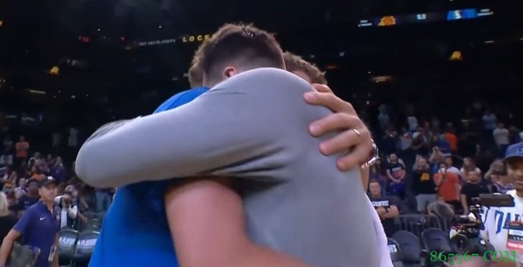 东契奇谈德克出现在客场场边:他看起来很开心 他经历过这一切