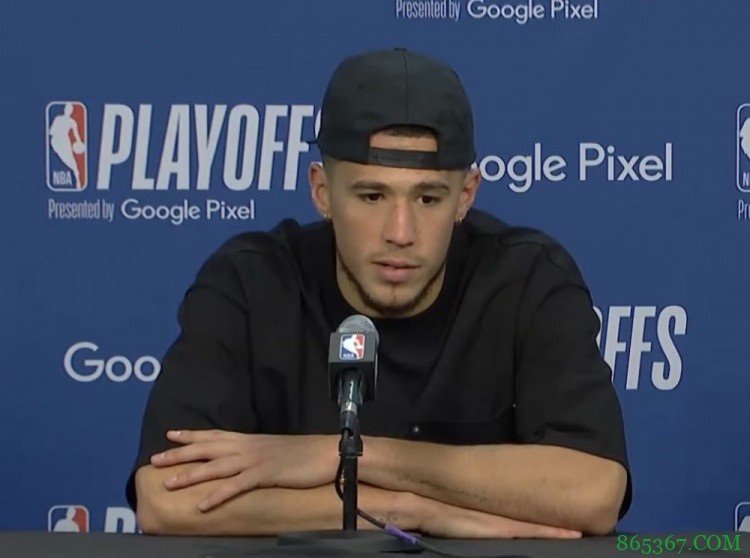 布克谈低得分：我不会尝试在8个人头上出手 我努力以正确方式打球