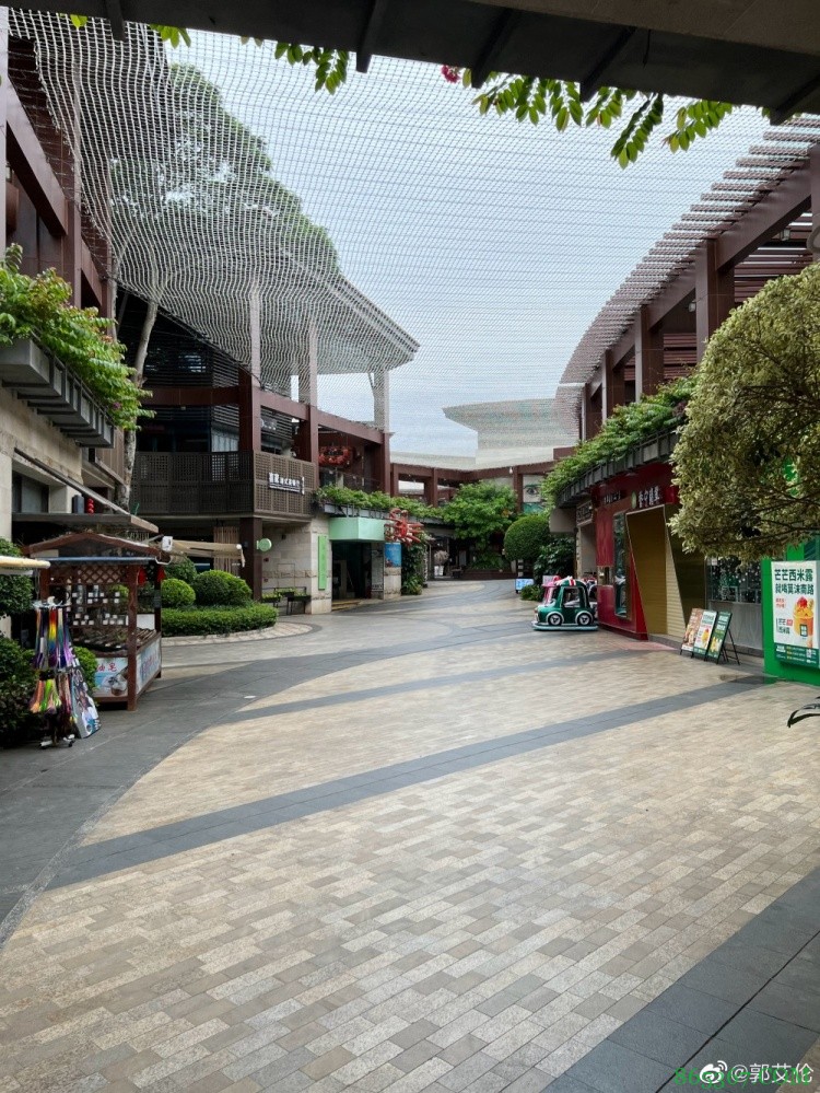 与高诗岩漫步海南街边 郭艾伦发博:街上一个人没有就能奥