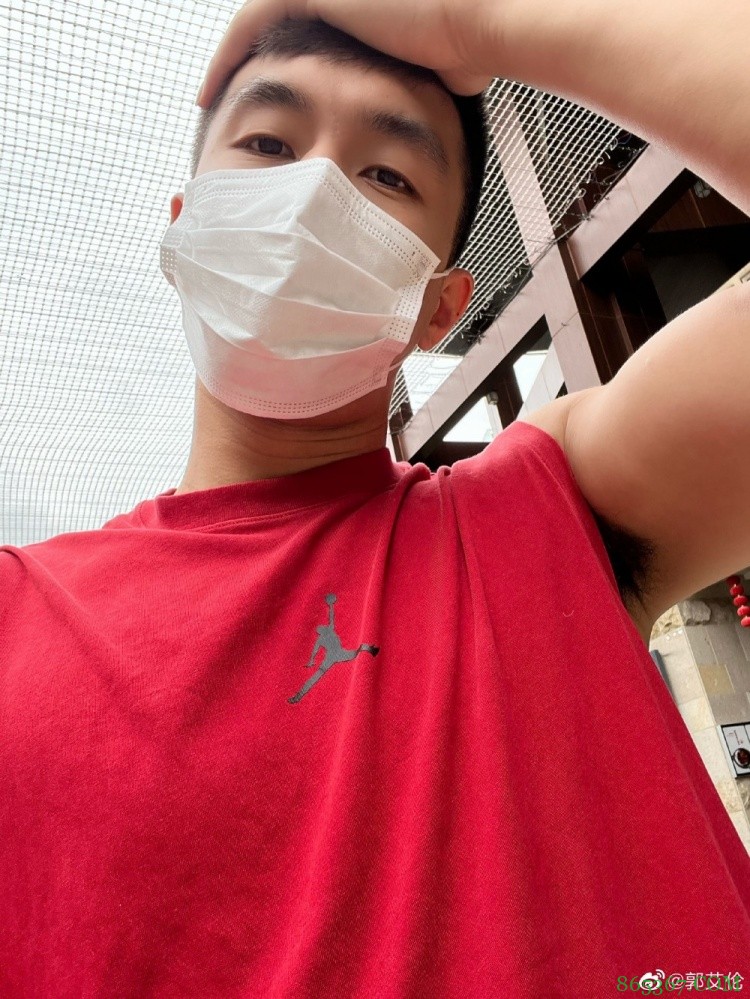 与高诗岩漫步海南街边 郭艾伦发博:街上一个人没有就能奥