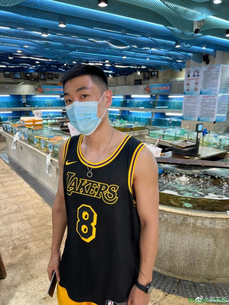 与高诗岩漫步海南街边 郭艾伦发博:街上一个人没有就能奥