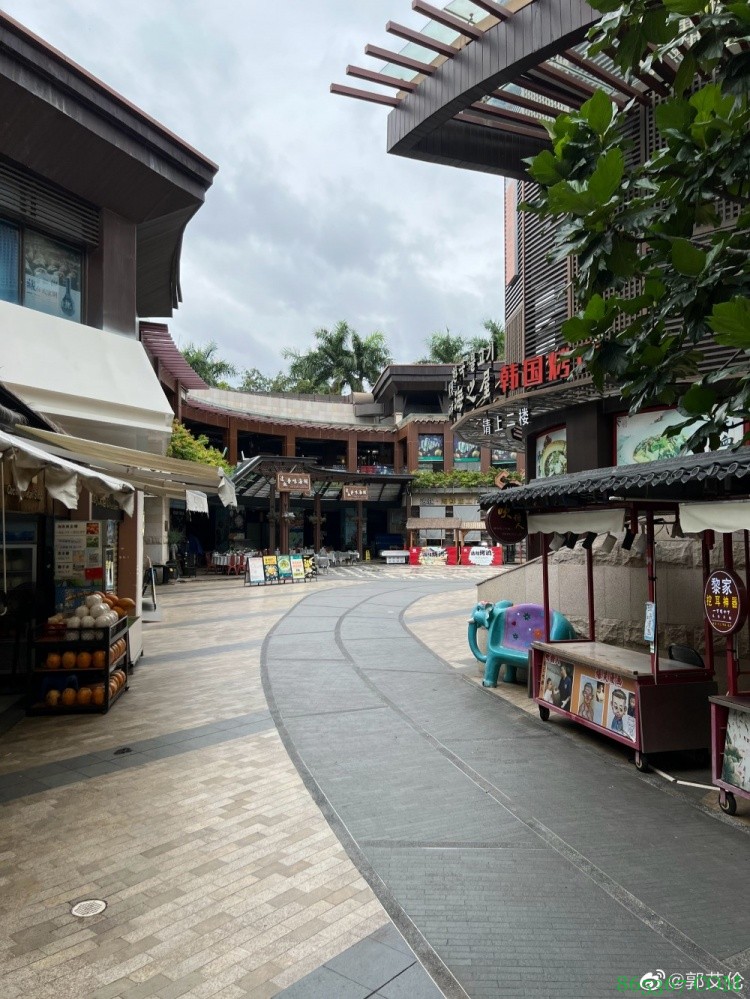 与高诗岩漫步海南街边 郭艾伦发博:街上一个人没有就能奥