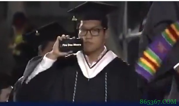 一学生在宾夕法尼亚大学毕业典礼上举起手机标语：解雇里弗斯