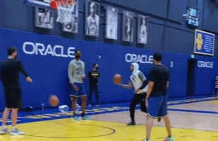 小佩顿现身训练场练习右手上篮 左臂未佩戴支架