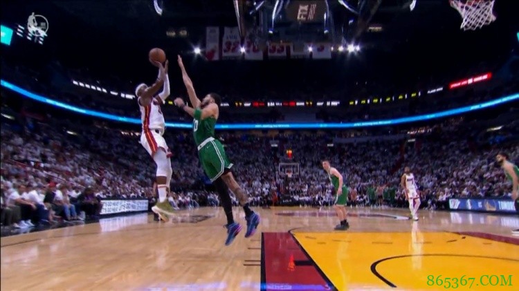 帮主附体!巴特勒低位单挑塔图姆 后仰跳投飘逸命中!