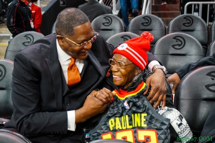 老鹰百岁女球迷过世 老鹰官推晒照并为其家人送上悼念❤️