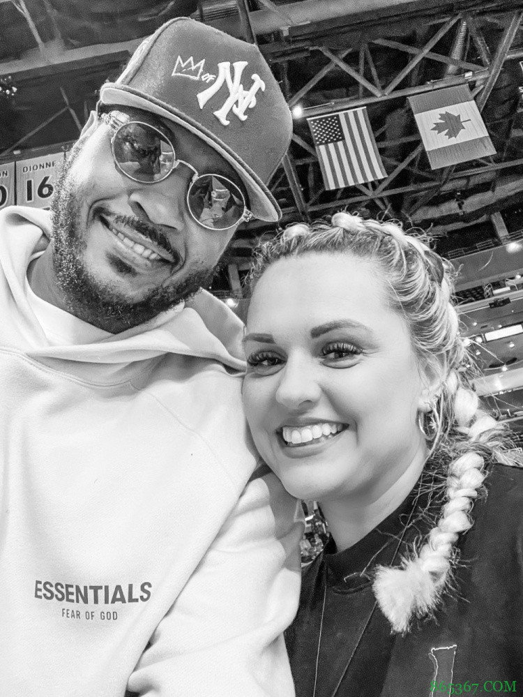 迷妹!女记者与瓜哥合影:这是一张我的丑照 但我还是想发