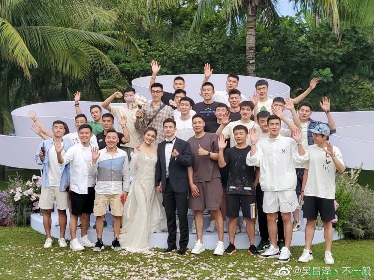 吴昌泽晒辽宁队成员大合照:继伟哥 新婚快乐白头偕老
