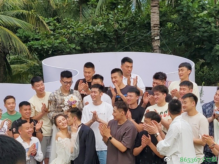 吴昌泽晒辽宁队成员大合照:继伟哥 新婚快乐白头偕老