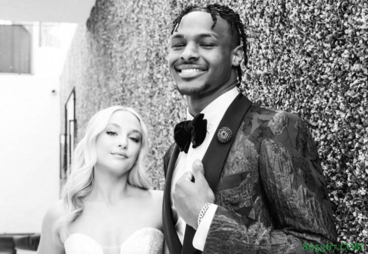 穿上帅气西装！布朗尼INS晒参加舞会时与女友&豪车合影