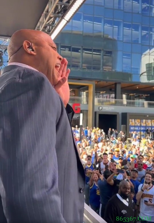 逆风输出??巴克利在勇士球迷群面前大喊:独行侠加油!遭狂嘘