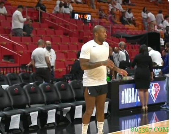 ?赛前热身用力过猛！ 塔克短裤被扯破仍积极备战