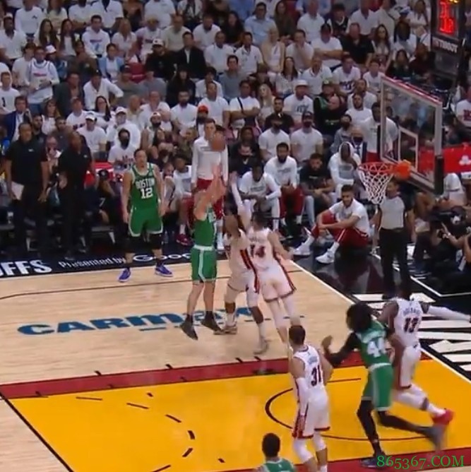 ?普理查德面对希罗扑防命中中投 随后比出“太小了”手势~