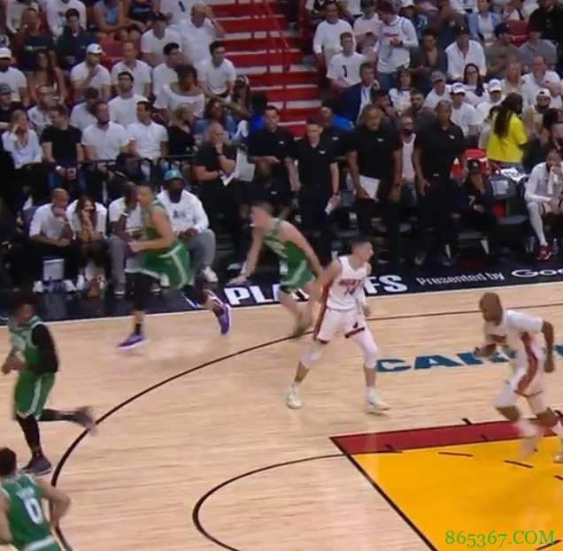 ?普理查德面对希罗扑防命中中投 随后比出“太小了”手势~