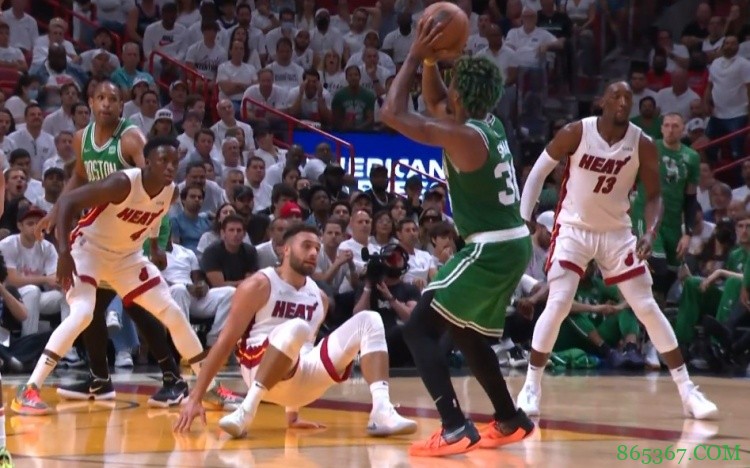 脚踝没事儿吧⛸️！斯玛特一次运球即晃倒斯特鲁斯 跳投稳稳命中