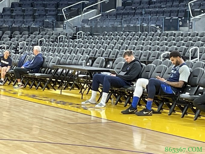 关注老东家！东契奇训练结束后 场边观看皇马男篮欧冠半决赛