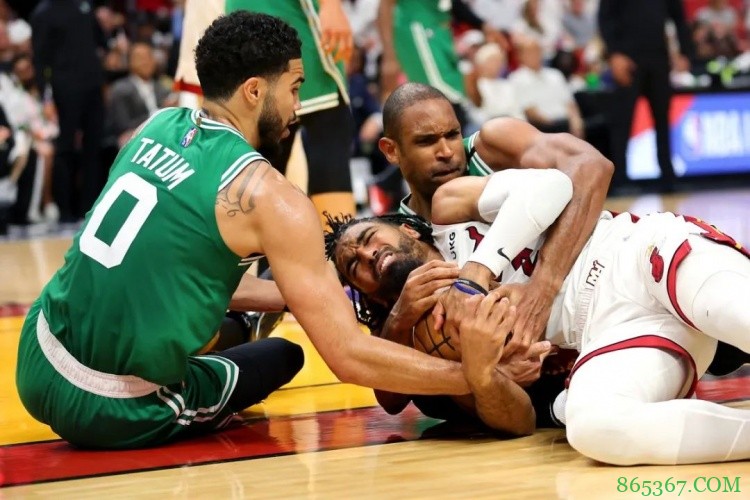 【苏群专栏】东决G2：绿军屠城 万箭穿心