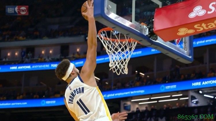 点燃球场!克莱过掉克莱伯 单臂劈扣得手!