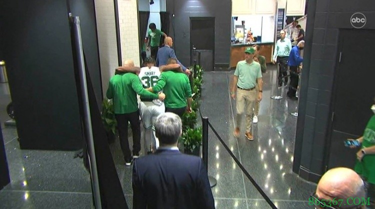 斯玛特脚踝扭伤被搀扶出场!追梦发推:斯玛特??