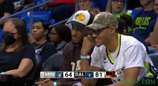 小佩顿&普尔观战WNBA比赛 BR：达拉斯球迷并未给予热烈欢迎?
