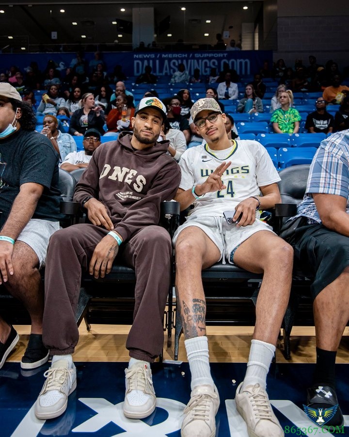 普尔&小佩顿今日场边观战WNBA飞翼vs山猫的比赛