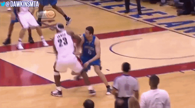 13年前的今天：詹姆斯东决G2在特克格鲁头顶完成三分压哨绝杀