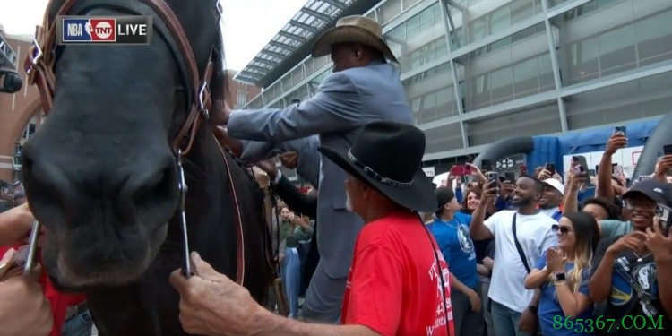 ?做自己的“独行侠”?！巴克利赛前扮牛仔骑大马支持主队