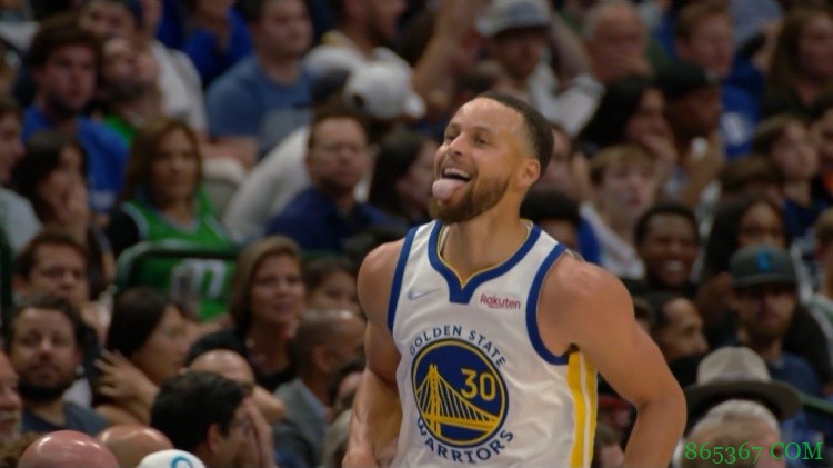 装杯!库里三分出手提前转身 随后球进反超独行侠一分!