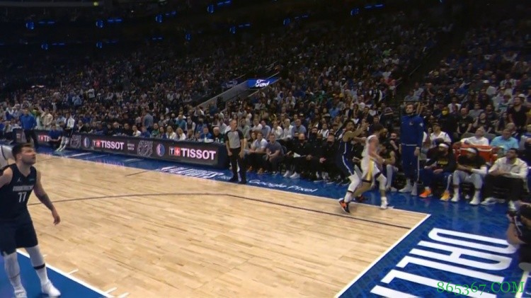 装杯!库里三分出手提前转身 随后球进反超独行侠一分!