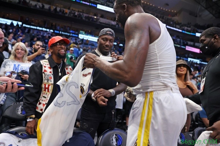 追梦将“原味”球衣送给49人外接手迪波-萨缪尔 两人相拥致意