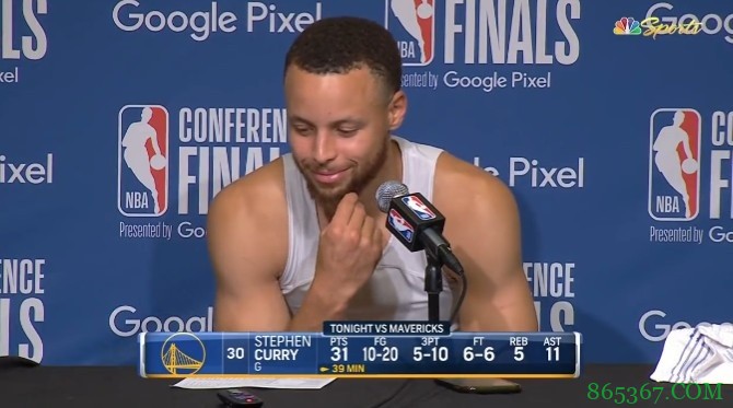 库里：谢谢戴维斯裁判 因为挑战让我们看了800遍围巾扣篮