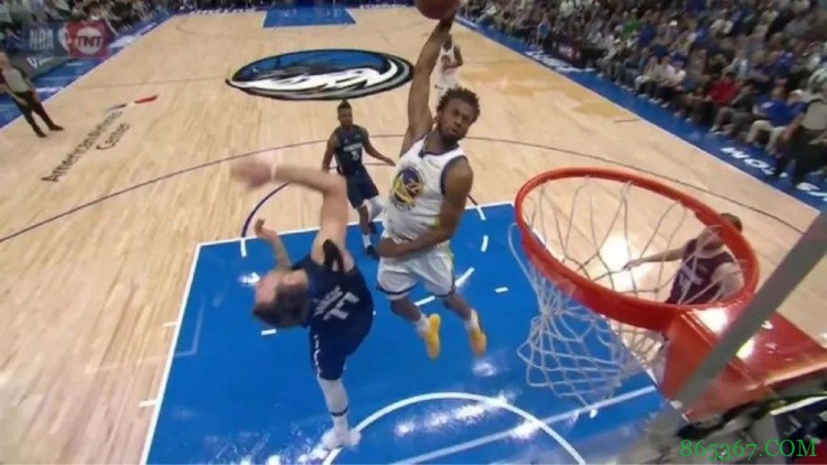 库里传出去的球，维金斯忠实又热血地扣进去了