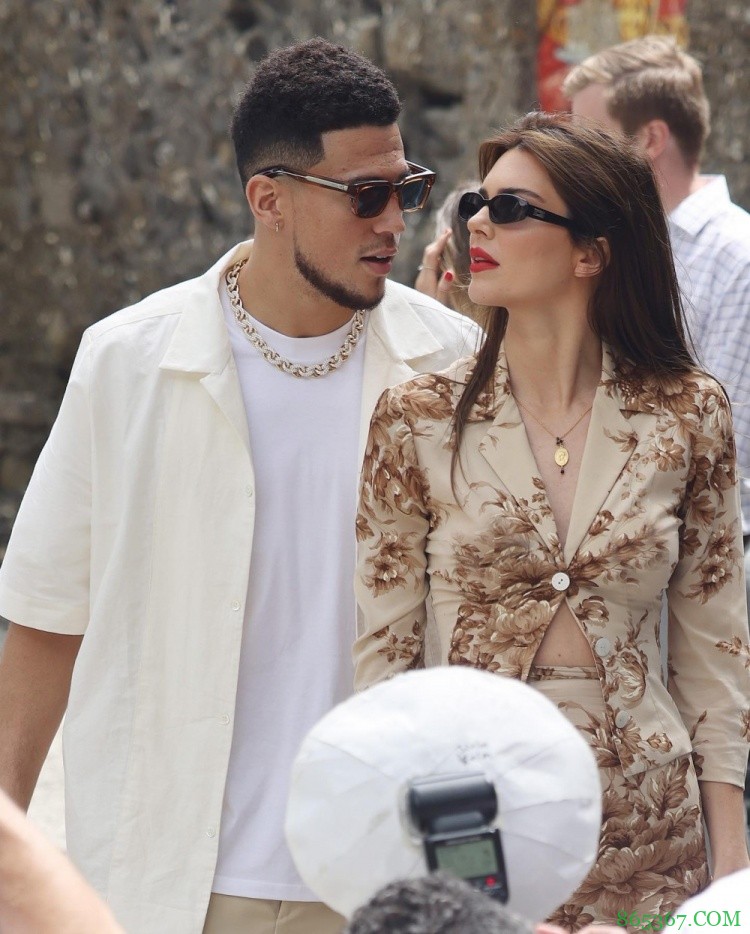 打破谣言!布克与詹娜参加卡戴珊大姐婚礼 顺便甜蜜度假