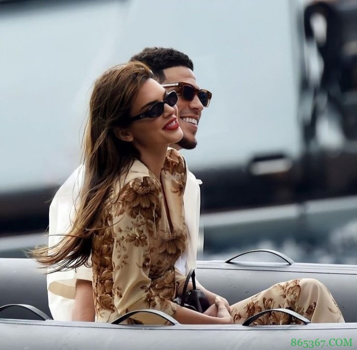 打破谣言!布克与詹娜参加卡戴珊大姐婚礼 顺便甜蜜度假