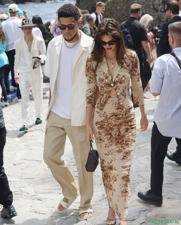 打破谣言!布克与詹娜参加卡戴珊大姐婚礼 顺便甜蜜度假